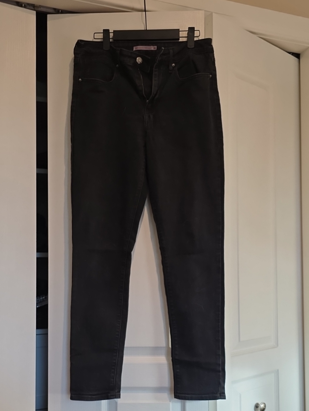 Levi's Black Skinny Jeans for Women - High-Rise Slim Cut